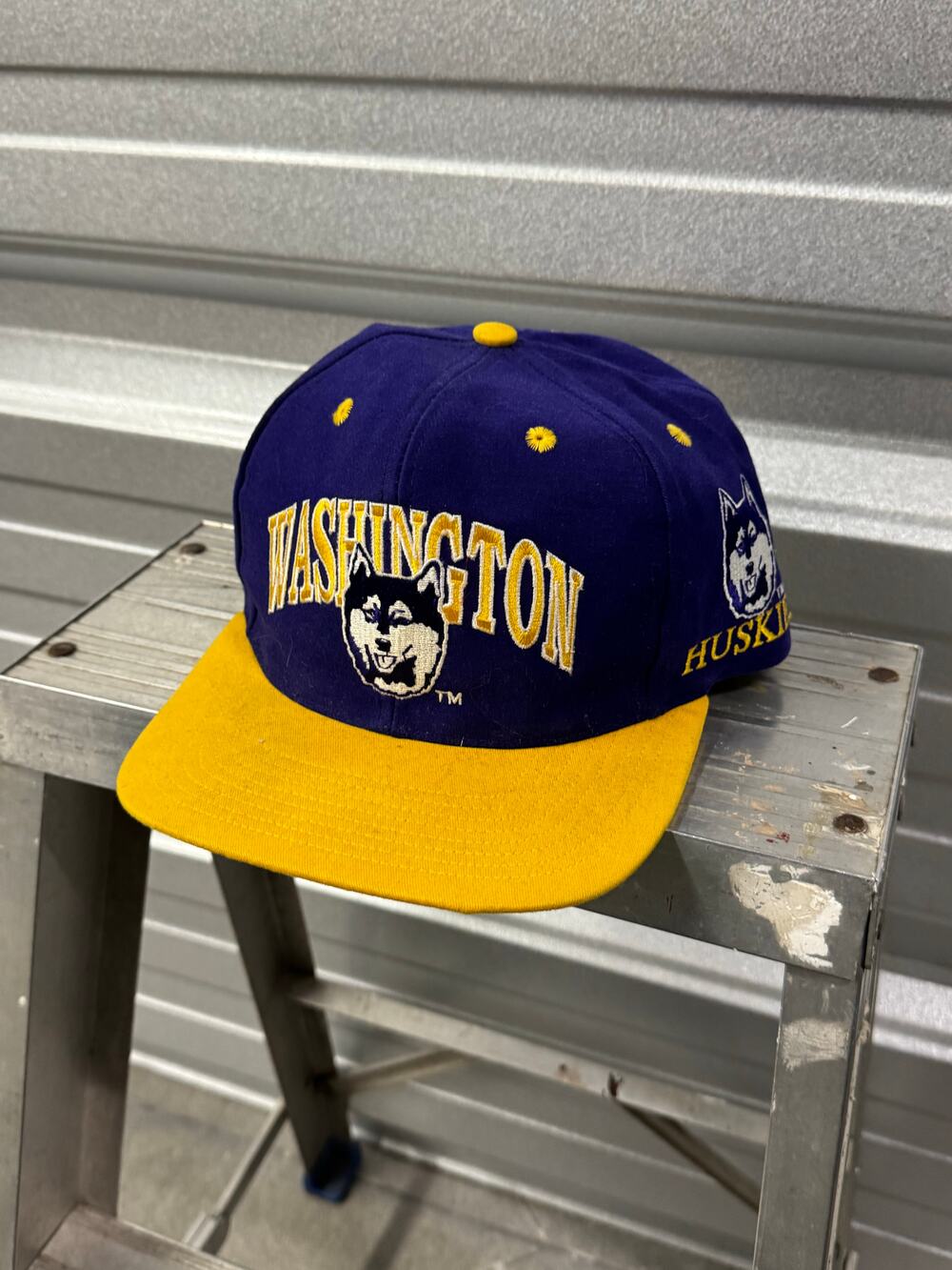 Vintage 90s Daystone Washington Huskies NCAA Snapback Hat